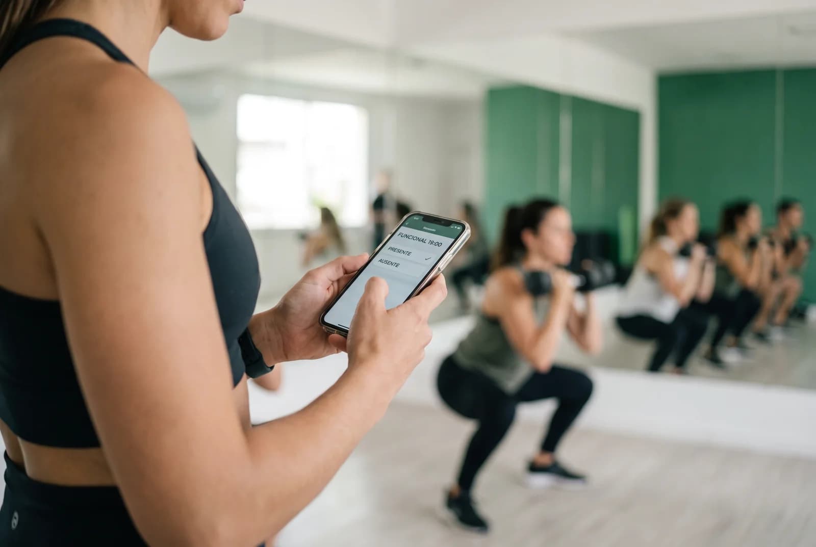 Grilla semanal de clases de un gimnasio proyectada en el panel de gestión