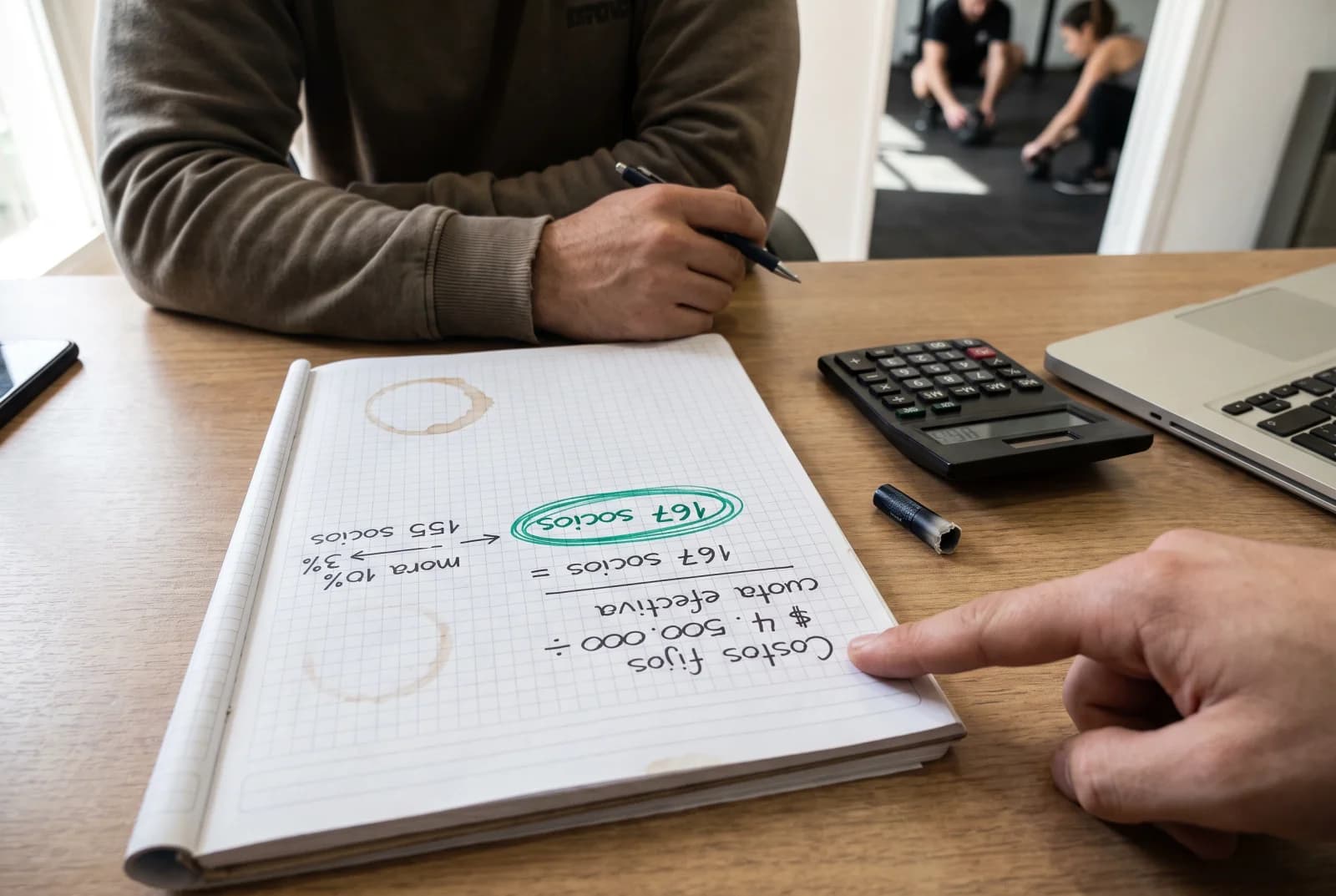 Cálculo del punto de equilibrio de un gimnasio en un cuaderno