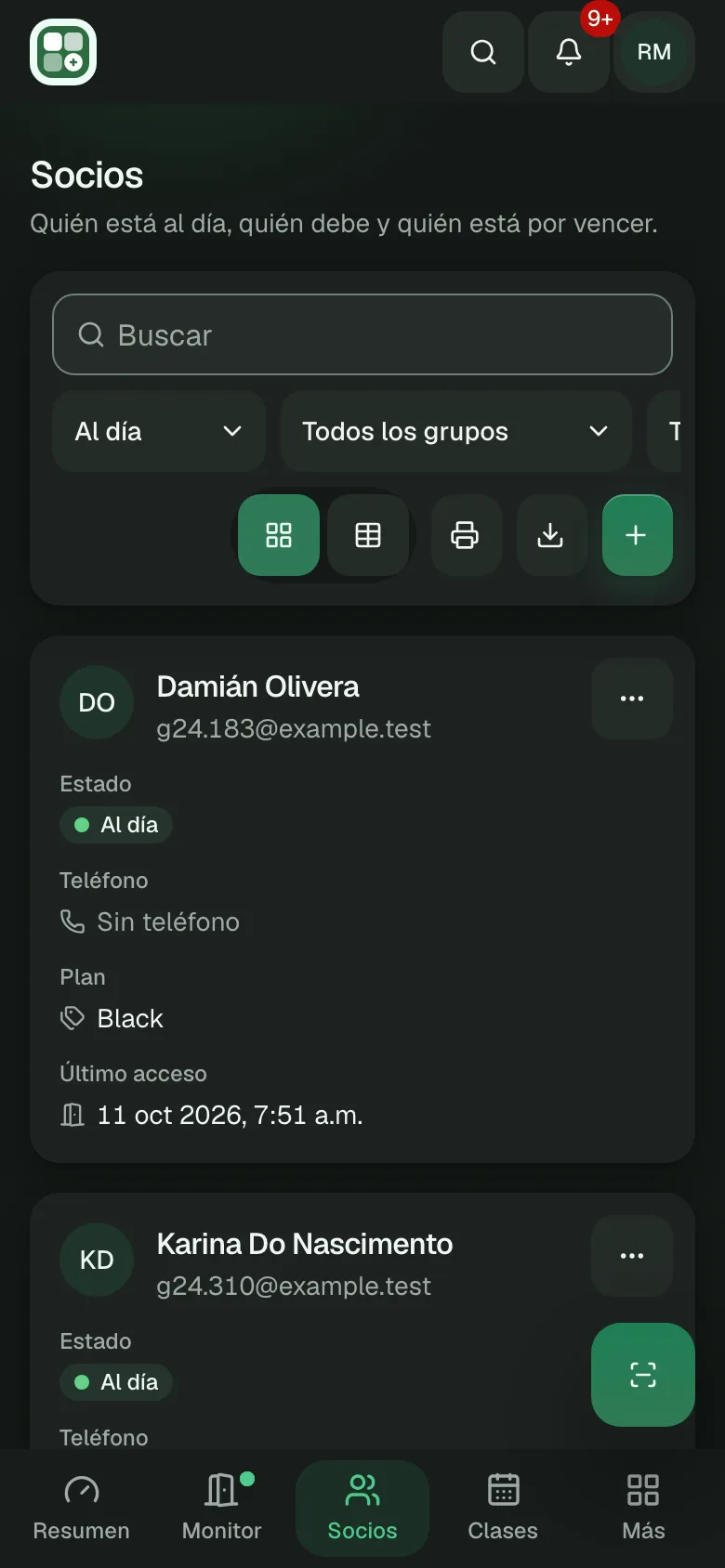La lista de socios en un teléfono, en tarjetas