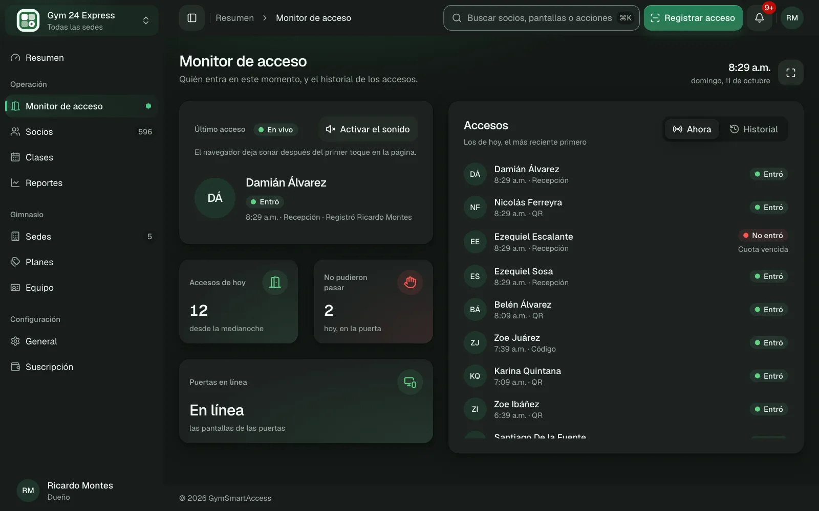 El monitor de acceso en la recepción, mostrando un acceso permitido en verde