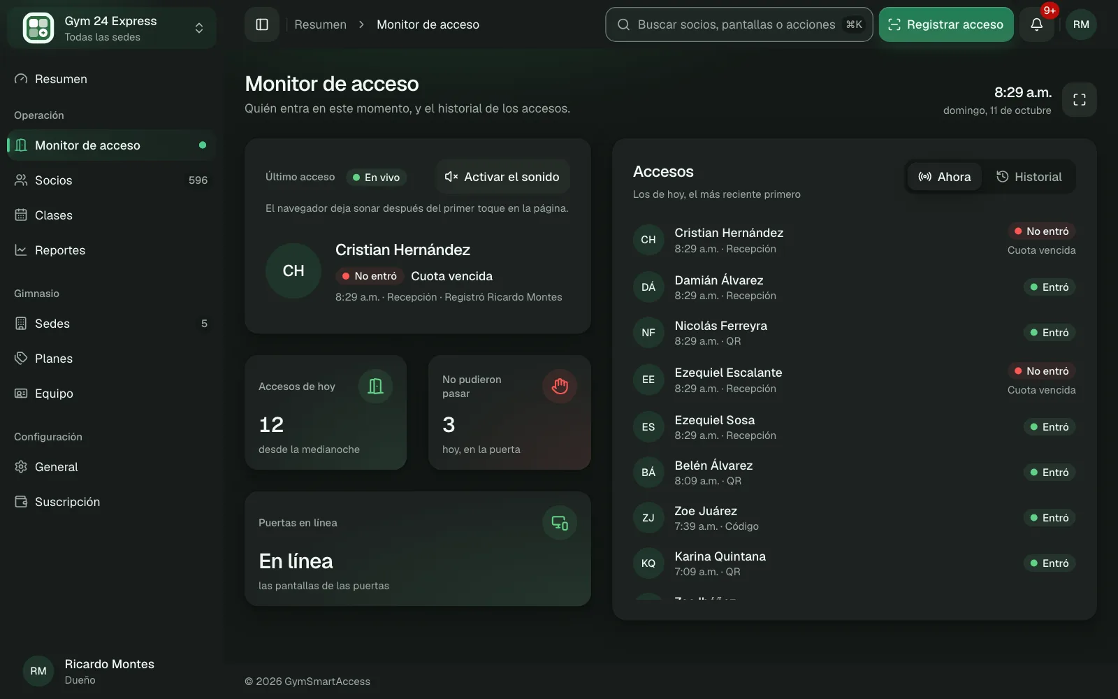 GymSmartAccess bloqueando el acceso de un socio con la cuota impaga: el monitor muestra el acceso denegado en rojo