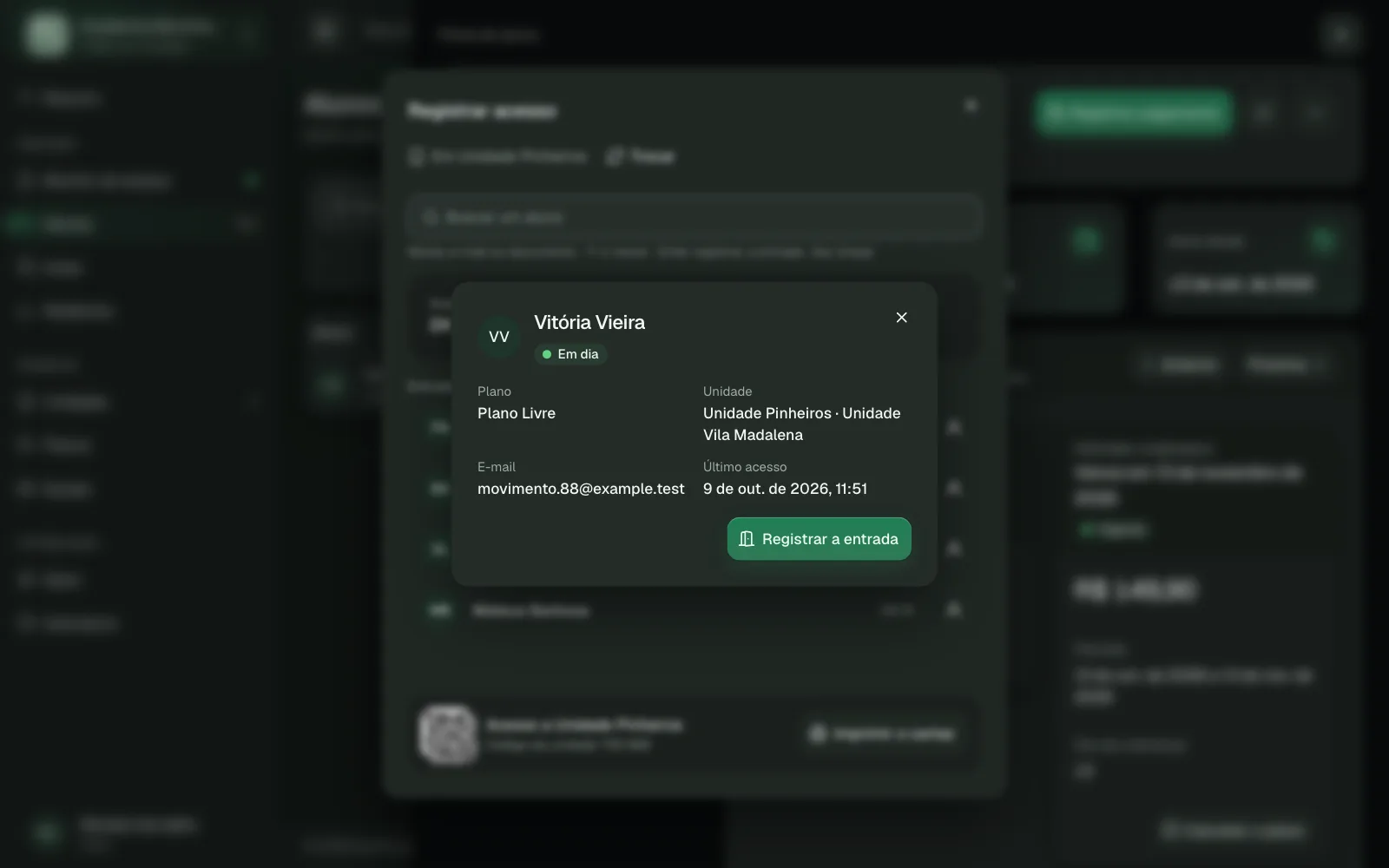 O cartão de um aluno em dia no registro de acesso da recepção, pronto para confirmar a entrada