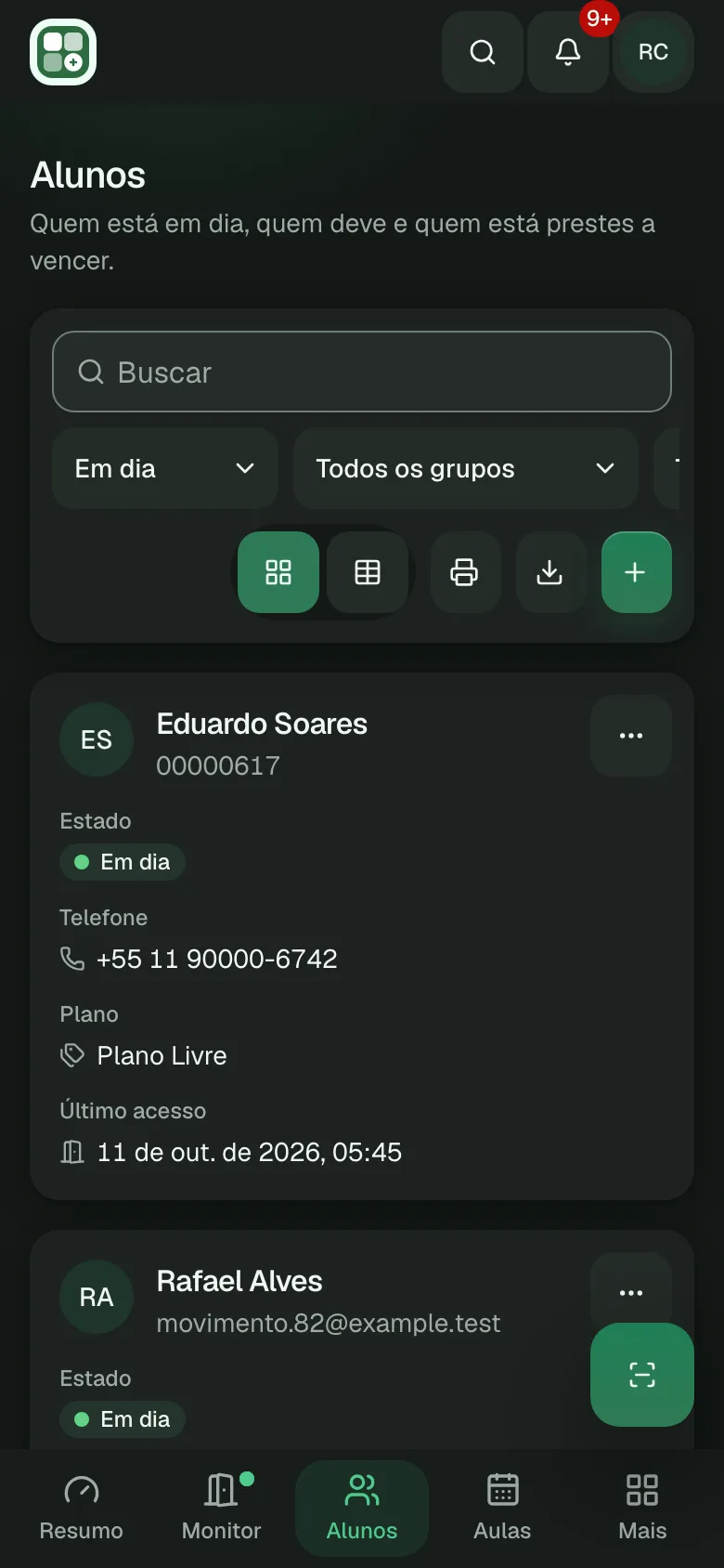 A lista de alunos num celular, em cartões