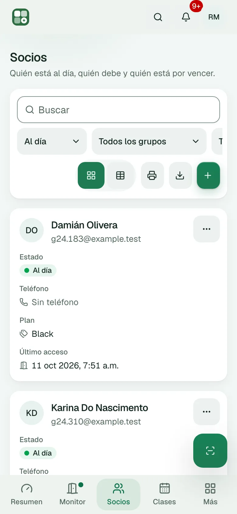 La lista de socios en un teléfono, en tarjetas