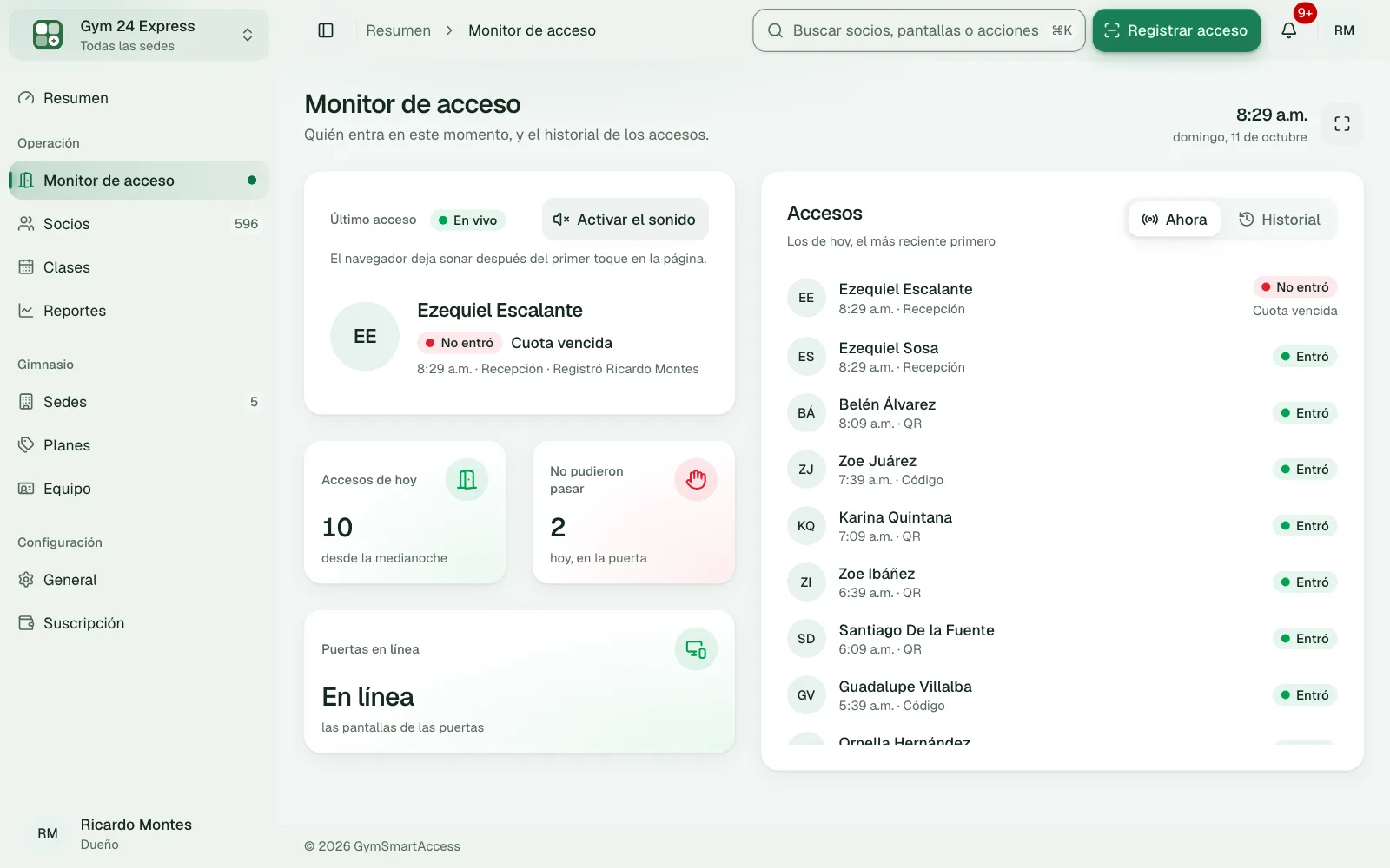 GymSmartAccess bloqueando el acceso de un socio con la cuota impaga: el monitor muestra el acceso denegado en rojo