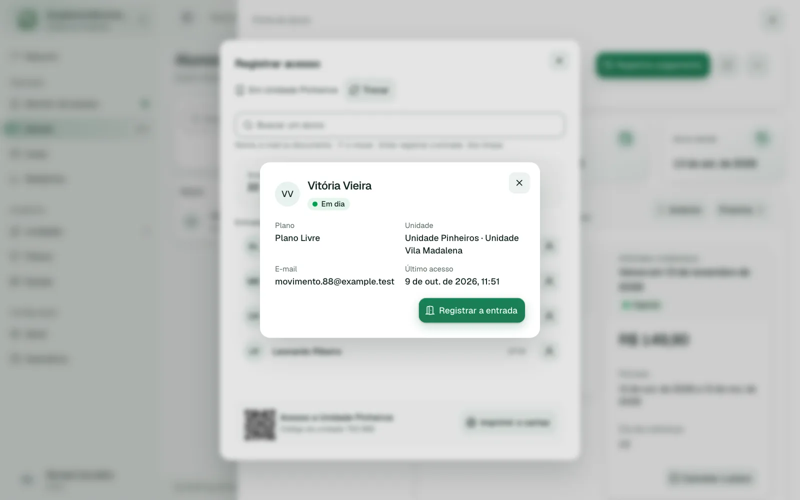 O cartão de um aluno em dia no registro de acesso da recepção, pronto para confirmar a entrada