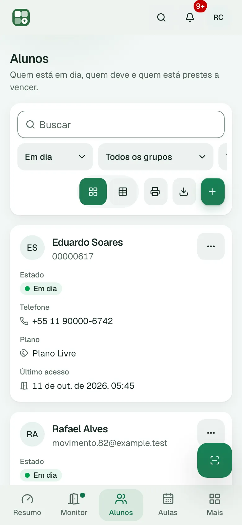 A lista de alunos num celular, em cartões